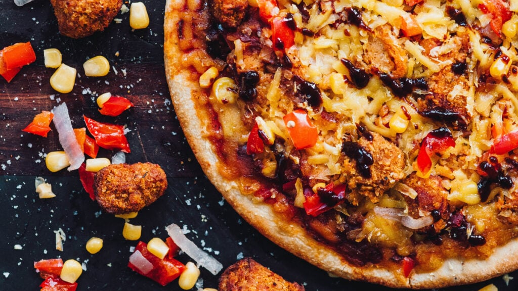 Vegan fried chick*n brand VFC is joining forces with One Planet Pizza on a new pizza product