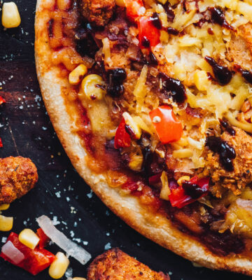 Vegan fried chick*n brand VFC is joining forces with One Planet Pizza on a new pizza product