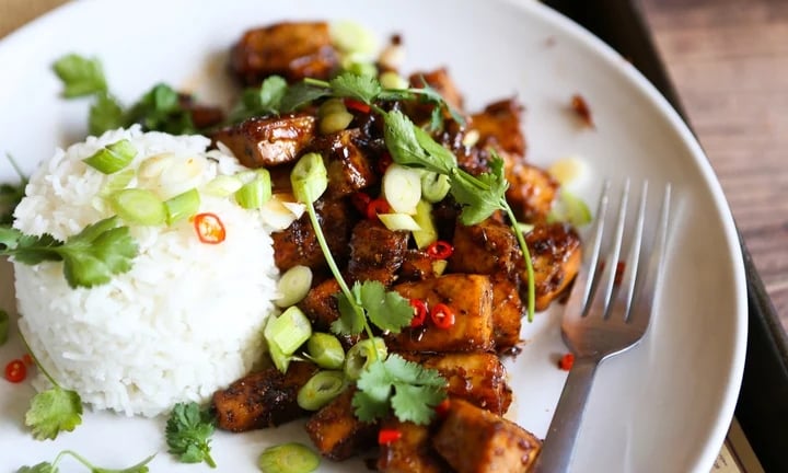 close up of vegan black pepper tofu and rice