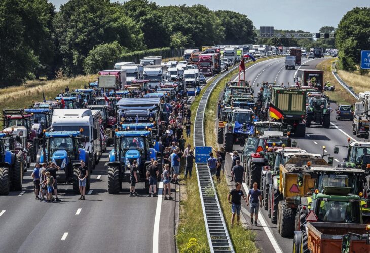 Tractors line up on the A1 in the Netherlands