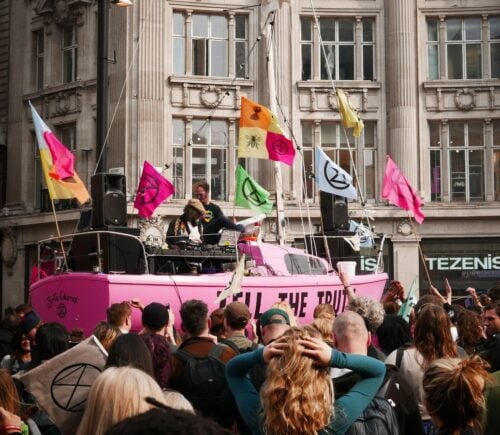 Activists fixed a pink boat named after murdered Honduran environmental activist Berta Cáceres in the middle of the busy intersection of Oxford Street and Regent Street