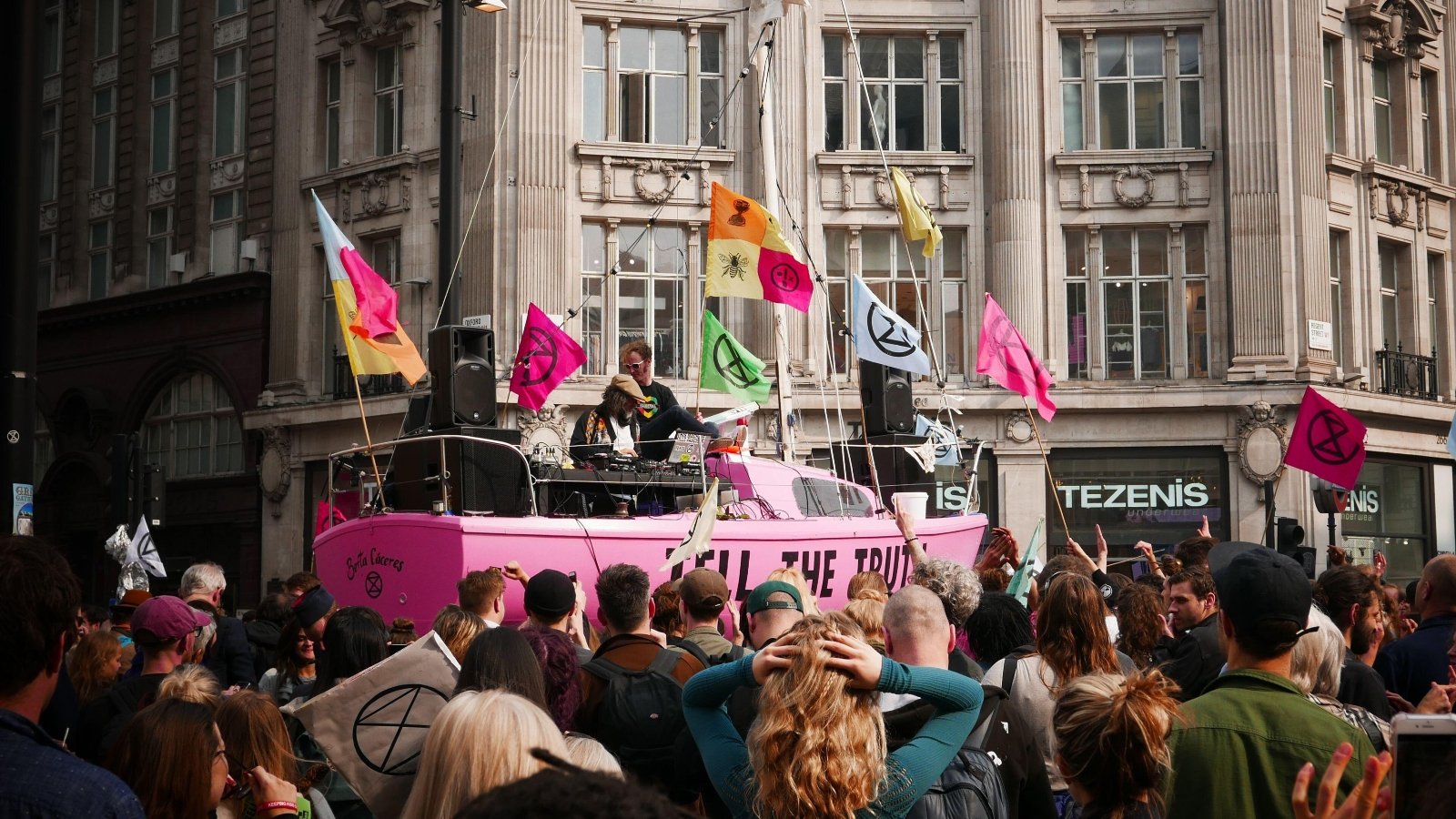 Activists fixed a pink boat named after murdered Honduran environmental activist Berta Cáceres in the middle of the busy intersection of Oxford Street and Regent Street