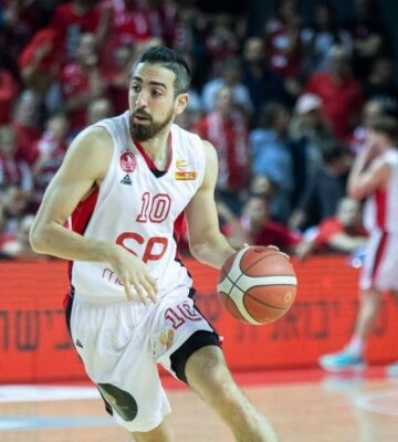 A player for Hapoel Tel Aviv on the court