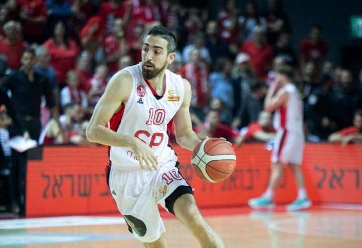 A player for Hapoel Tel Aviv on the court