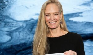 Vegan environmentalist Suzy Amis Cameron in front of a blue backdrop