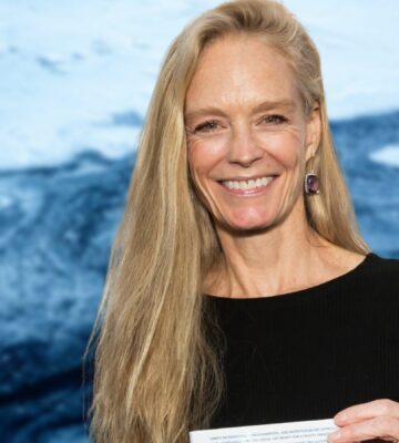 Vegan environmentalist Suzy Amis Cameron in front of a blue backdrop