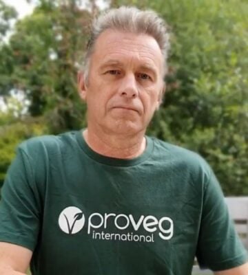 Chris Packham in a Pro Veg t-shirt in a garden