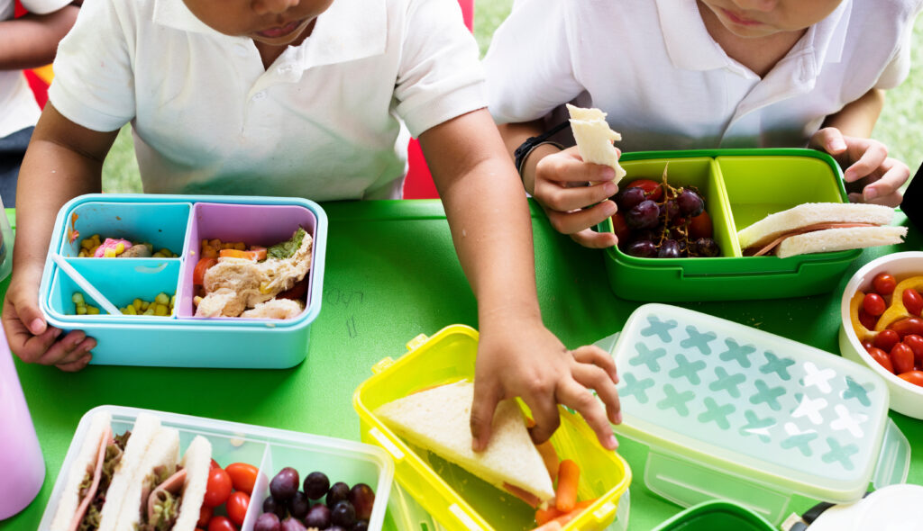 Kids eating lunch at school