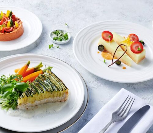 Plates of vegan and vegetarian food made by Emirates