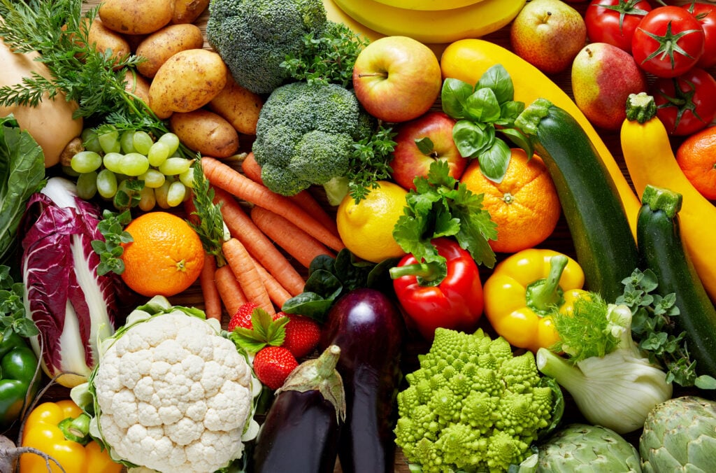 A plate of Mediterranean diet-style fruits and vegetables