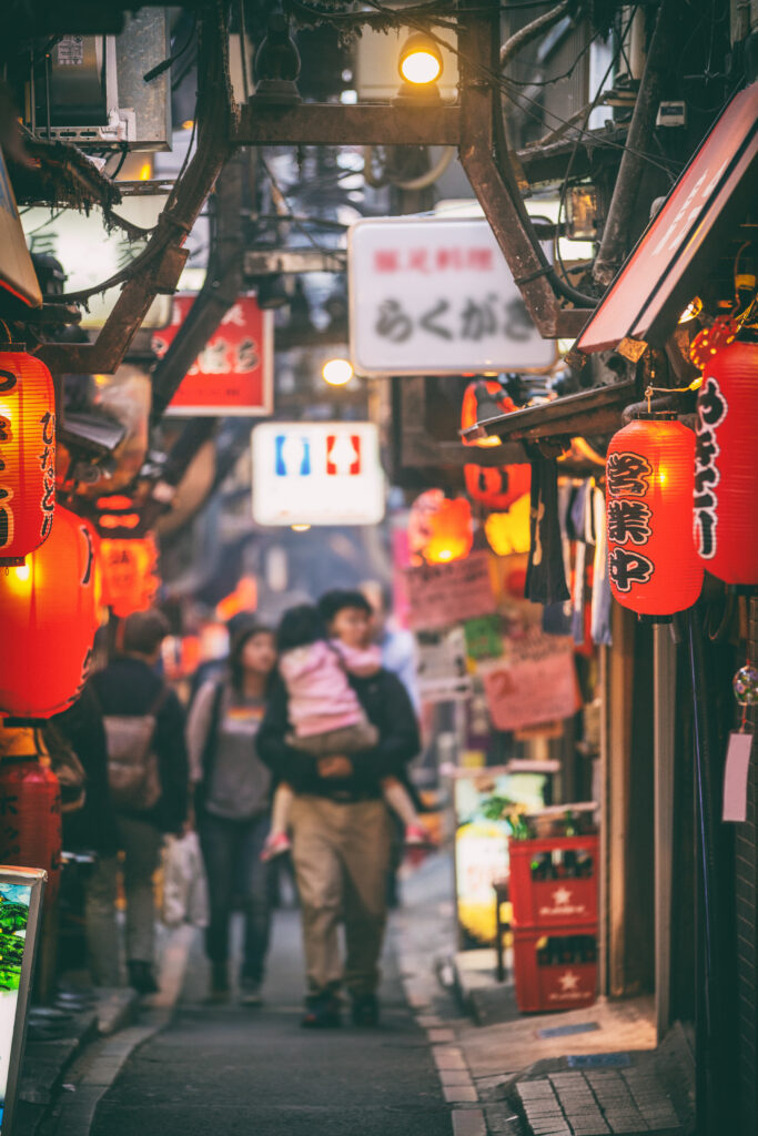 東京、日本 - 東京、新宿区にある地元の屋台の路地レストラン。夜には赤いライトが点灯します。