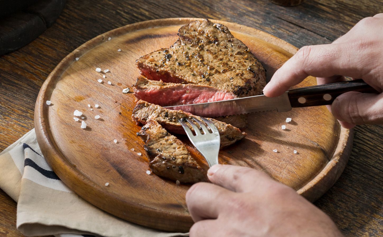 Man cutting red meat, which is linked to type 2 diabetes