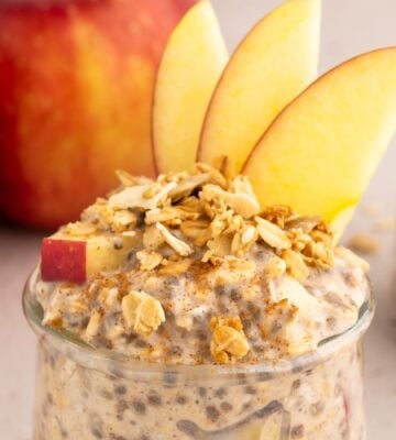 Apple pie overnight oats, a healthy vegan breakfast idea