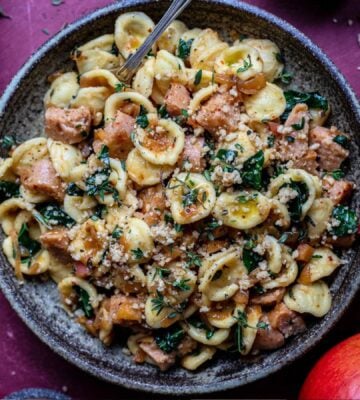 Vegan sausage pasta with kale and apple