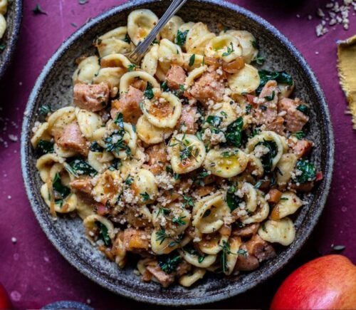 Vegan sausage pasta with kale and apple