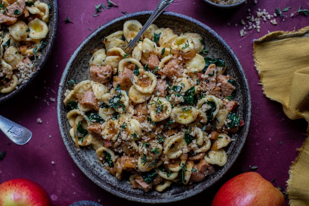 Vegan sausage pasta with kale and apple