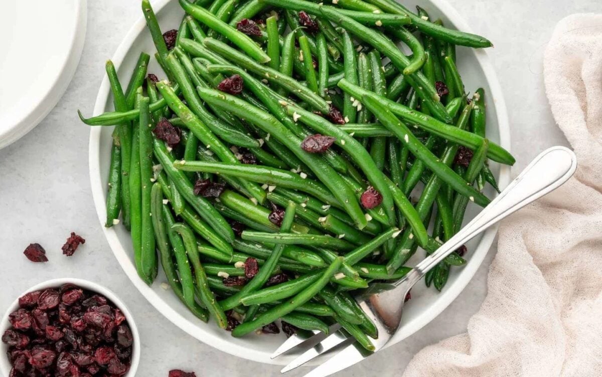 Cranberry and garlic green beans, a vegan Thanksgiving recipe