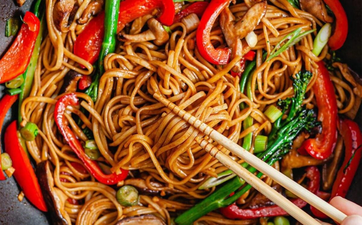 15 minute vegan noodles, a perfect vegan weeknight dinner idea