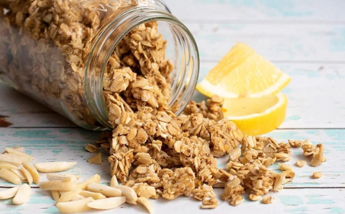 An oat-based high fiber vegan granola