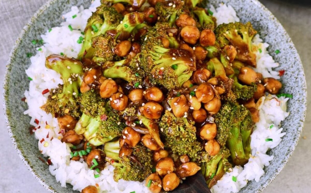 Broccoli and chickpea stir fry, a calcium-rich vegan recipe