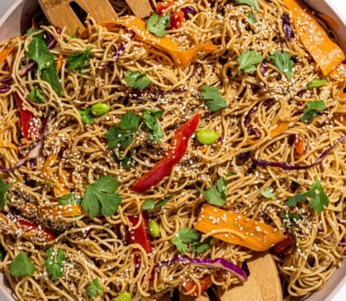 a picture of rainbow peanut noodles made with spinach, edamame, red bell pepper, and peanut sauce