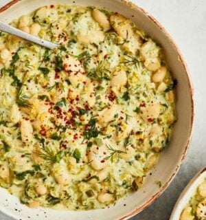 a picture of creamy lemon and herb beans with garlic and nutritional yeast