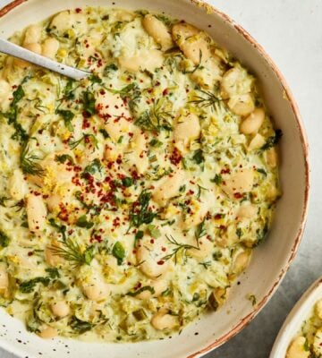 a picture of creamy lemon and herb beans with garlic and nutritional yeast