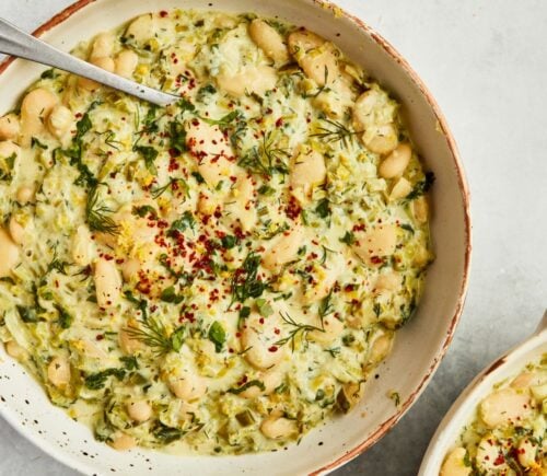 a picture of creamy lemon and herb beans with garlic and nutritional yeast