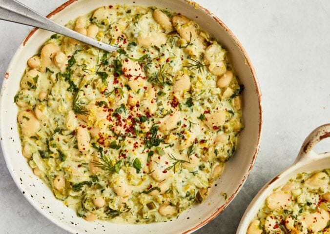 a picture of creamy lemon and herb beans with garlic and nutritional yeast