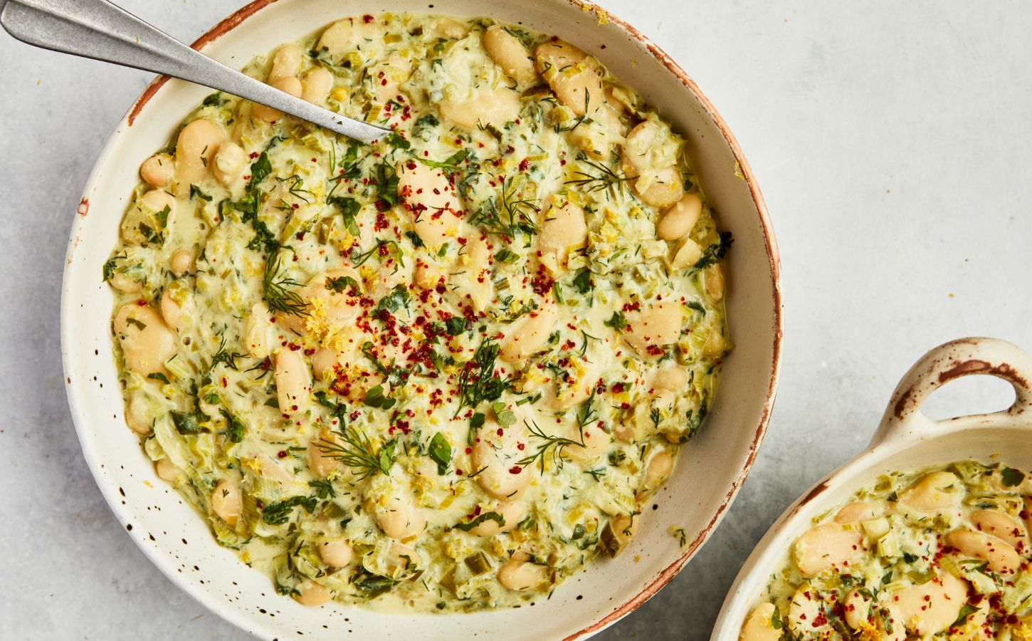 a picture of creamy lemon and herb beans with garlic and nutritional yeast