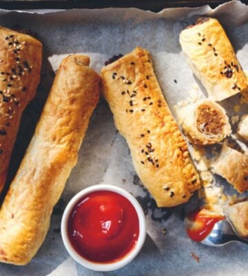 a picture of vegan easy sausage rolls made with lentils, cashews and vegan puff pastry