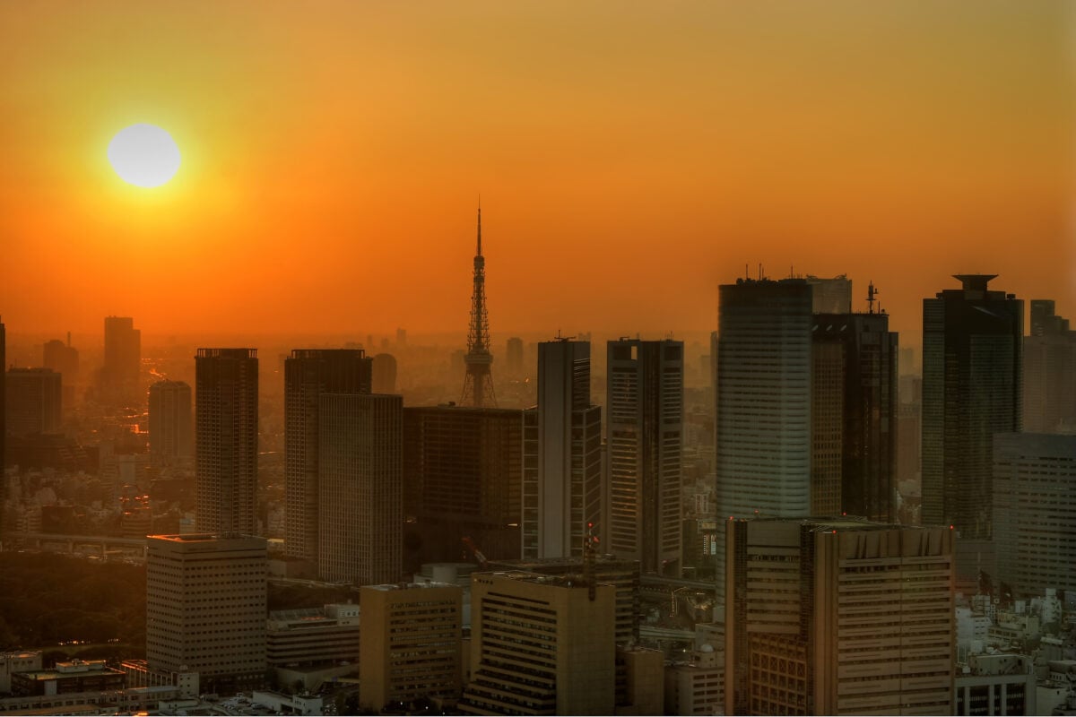 Photo shows the Tokyo skyline with the sun shining down in the midst of a hot afternoon