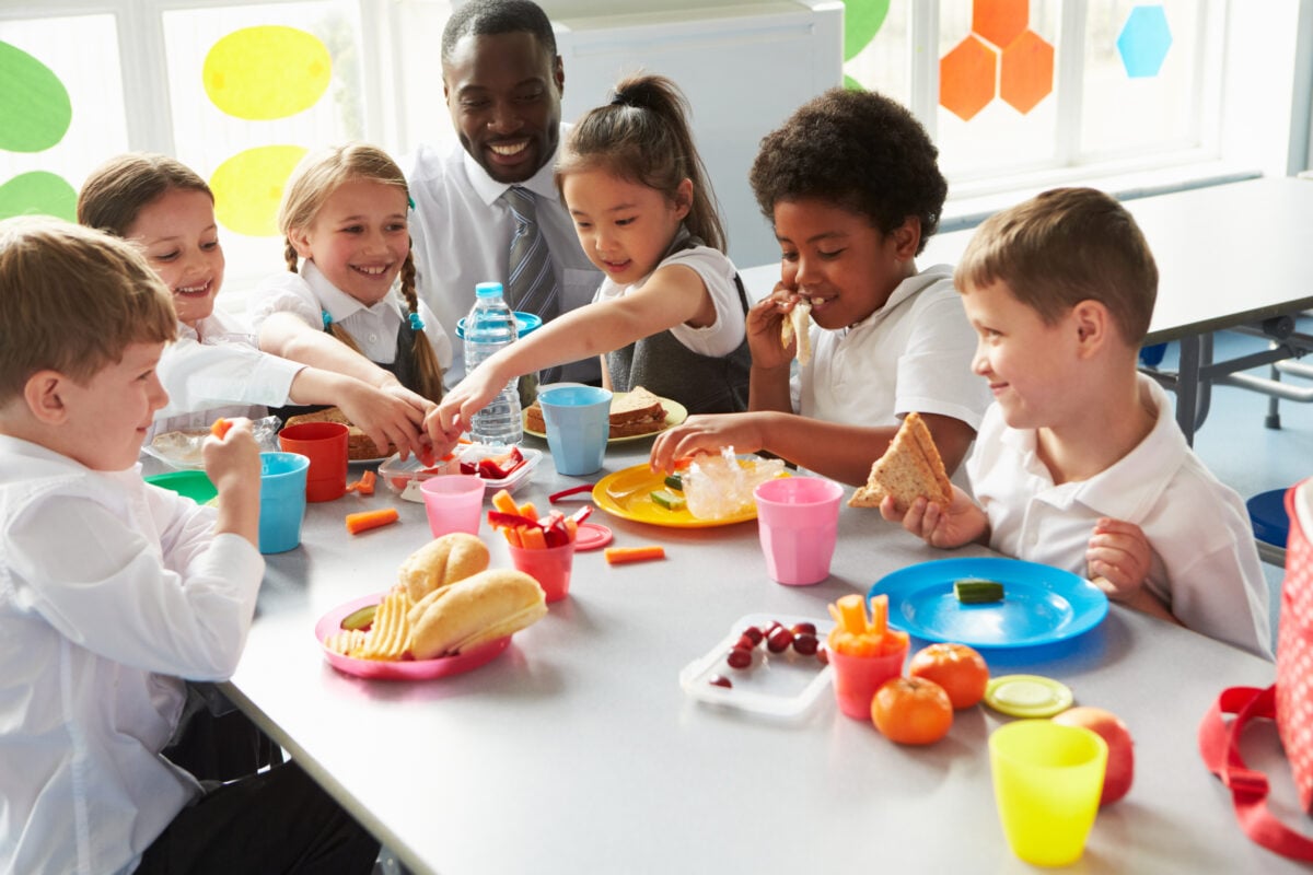 school kids eating