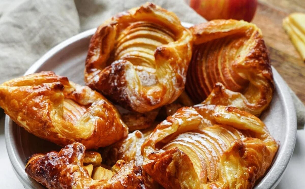 a picture of a bowl of quick apple tarts ideal for vegan apple dessert recipes