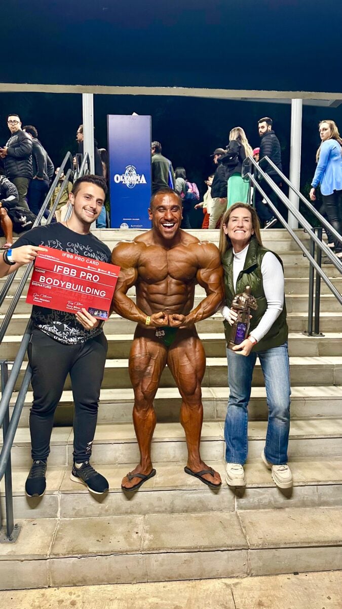 Photo shows Guilherme Oliveira posing between vegan advocate Matheus Rocha (left) and vegan nutritionist Ale Luglio