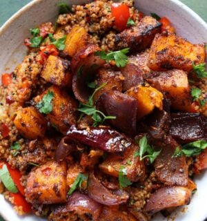 a picture of a speedy squash bowl with butternut, quinoa, tomato, harissa, onion, and red pepper that makes part of the vegan lunches to make in October