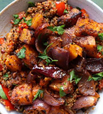 a picture of a speedy squash bowl with butternut, quinoa, tomato, harissa, onion, and red pepper that makes part of the vegan lunches to make in October