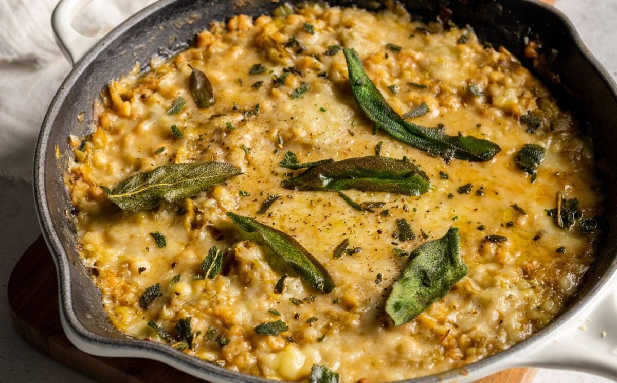 vegan cheesy haricot beans and leeks skillet made with vegan cheese