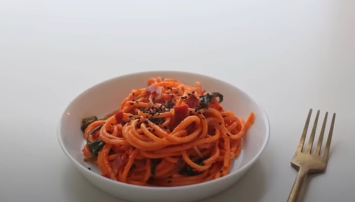 Spicy tahini pasta, an easy vegan recipe