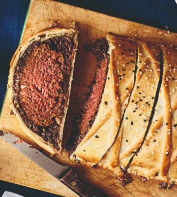 vegan centerpieces to serve at your Christmas dinner, vegan beef wellington