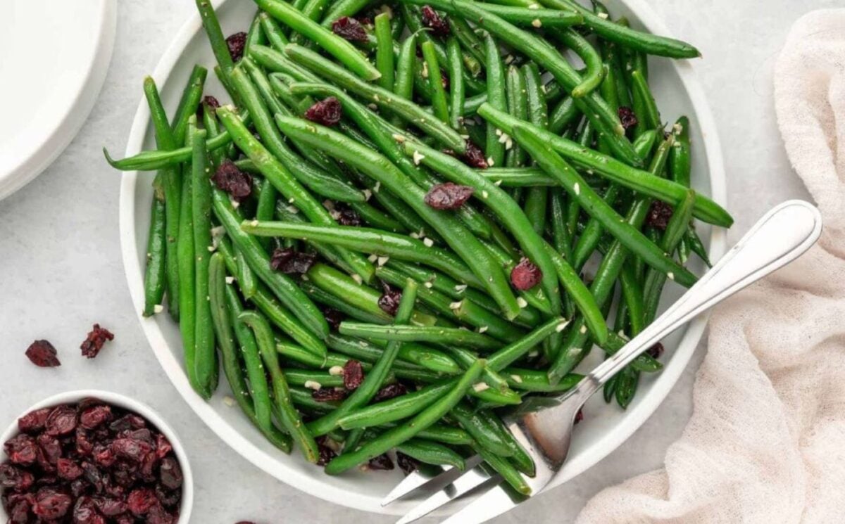 Cranberry green beans, a vegan Christmas party recipe