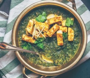 A creamy vegan spinach curry with crispy tofu