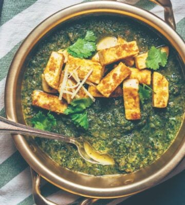 A creamy vegan spinach curry with crispy tofu