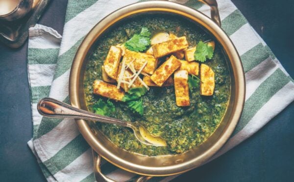 A creamy vegan spinach curry with crispy tofu