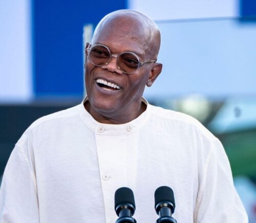 Photo shows Samuel L Jackson speaking at a campaign rally with former Vice President Kamala Harris and Former president Barack Obama