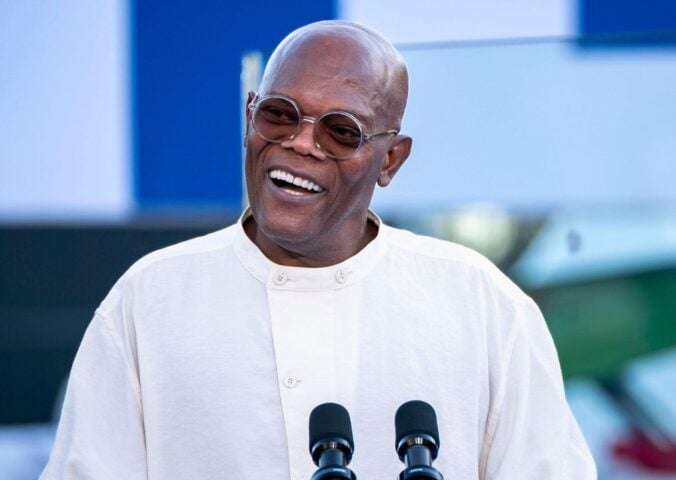 Photo shows Samuel L Jackson speaking at a campaign rally with former Vice President Kamala Harris and Former president Barack Obama