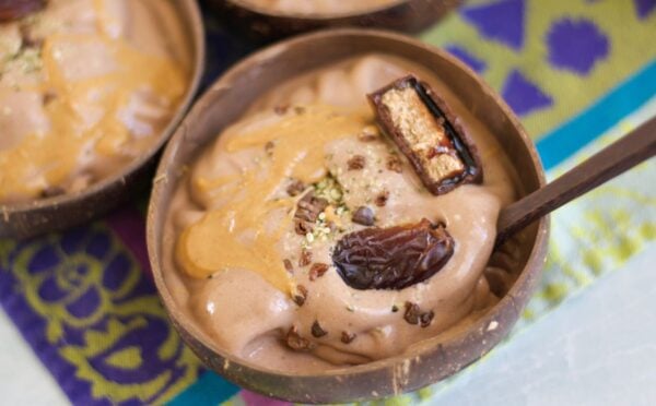 A dairy-free vegan 'Snickers' smoothie bowl