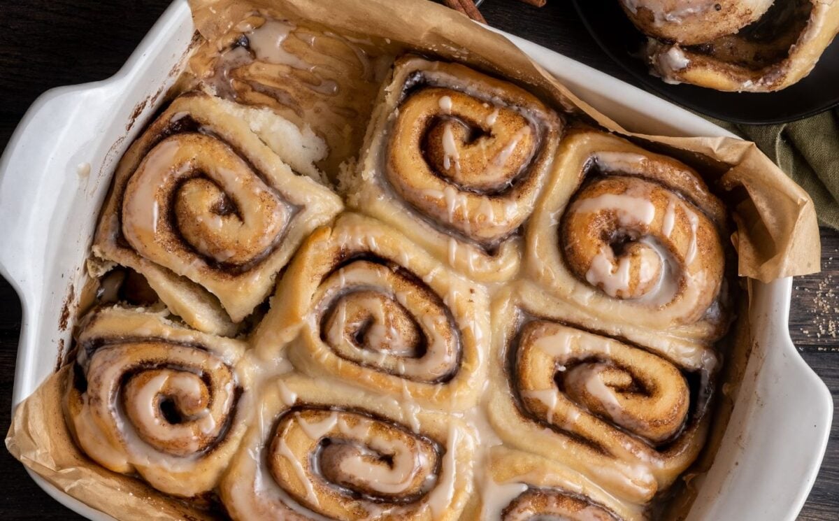 a baking dish full of vegan chai spiced cinnamon rolls