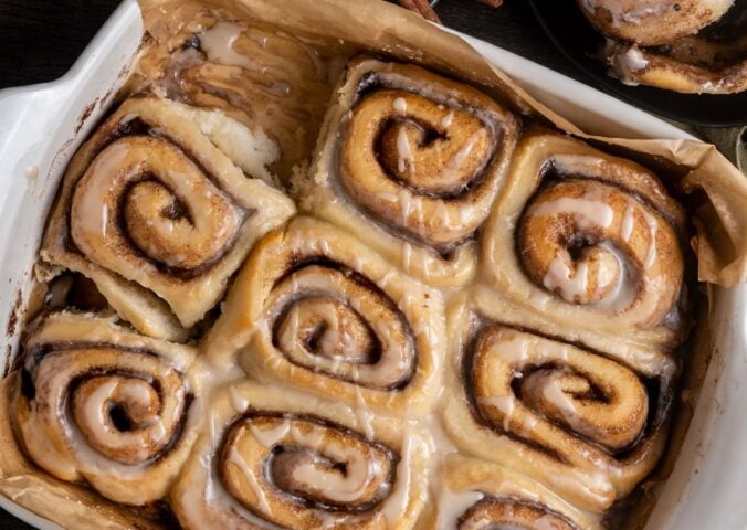 a baking dish full of vegan chai spiced cinnamon rolls