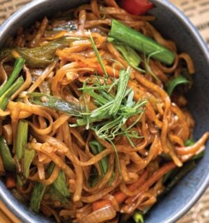 A bowl of easy vegan drunken noodles